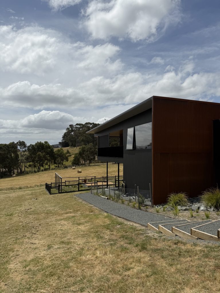 ZipSlide: The Innovative Horizontal Blind System for Modern Outdoor Living